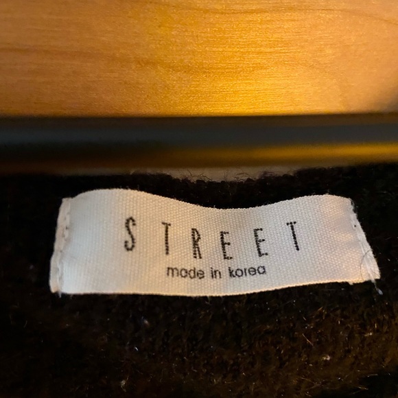 Sweater with pretty lace collar - Picture 3 of 3